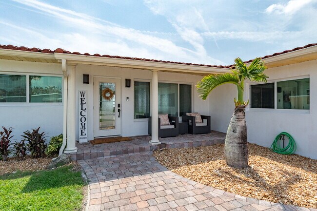 Building Photo - Gorgeous Riverfront 3/2 with dock!!