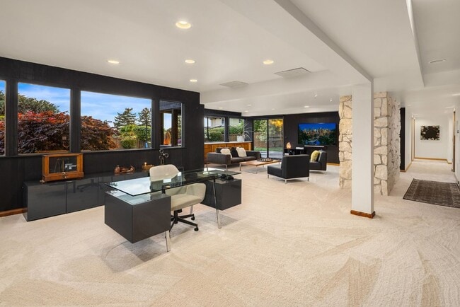 Building Photo - 3Bd/3.5Ba Clyde Hill Home