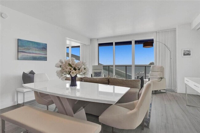 Building Photo - 3101 Bayshore Dr