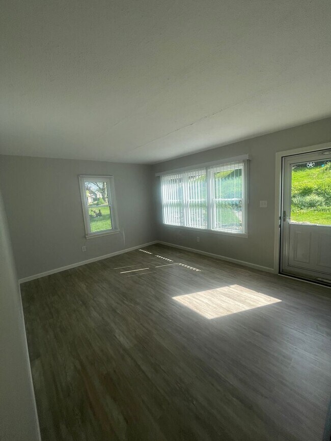 Building Photo - AVAILABLE NOW!! 4 Bed 1.5 Bath Home IN South Park