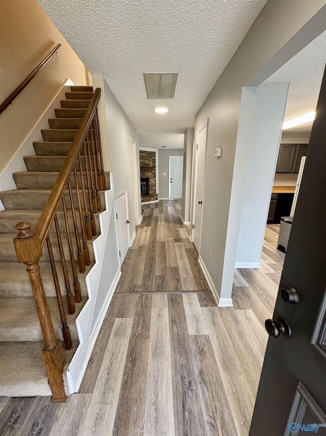 Building Photo - 317 Chateau Dr SW