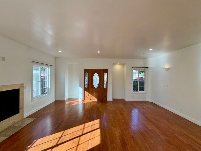 Building Photo - Beautifully Renovated 4 Bed 4 Bath House For Rent In Long Beach!