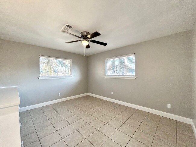 Building Photo - CENTRAL 3BR Private home!  Discounted Move...