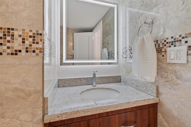 Building Photo - 2899 Collins Ave