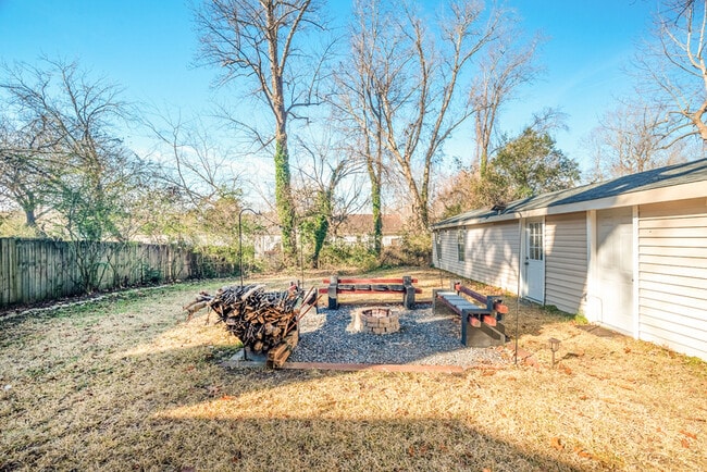 Building Photo - 3221 Locust Ave