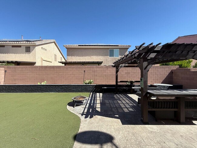 Building Photo - Great 5 bedroom home with RV Parking! Loca...