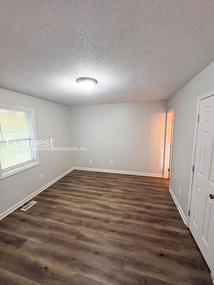 Building Photo - 711 W Creek Cir