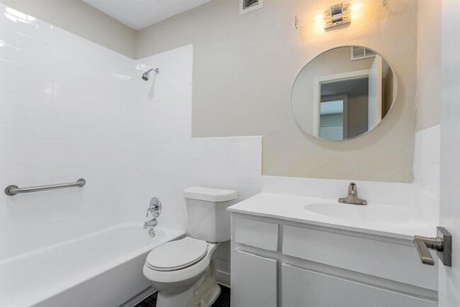 Building Photo - 2810 Dorchester Dr