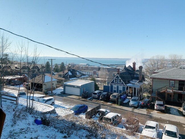 Building Photo - PRELEASING: Bay view 4 Bdrm/1.5 bath on High St!