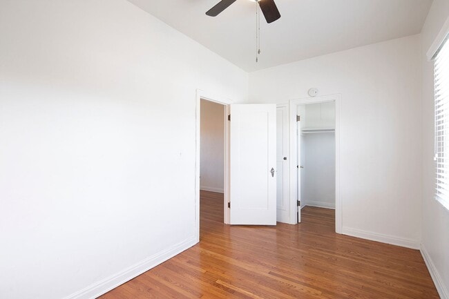 Building Photo - 2 WEEKS FREE!!! Rare 1 Bedroom in a Fantas...