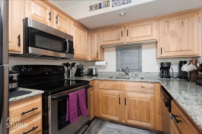 Building Photo - Beautiful 3-bedroom 2-bathroom located in the Hawk Ridge Community