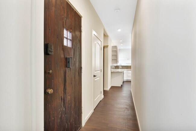Building Photo - 828 35th St