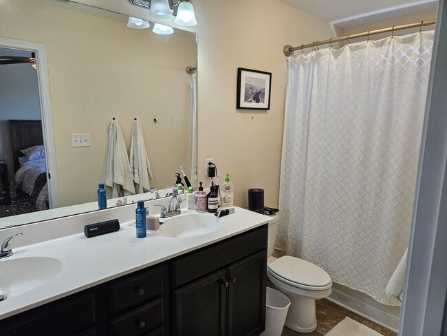 Building Photo - 2 bedroom, 2.5 bath unfurnished end unit townhouse in Sneads Ferry Justice Farm Townhome community