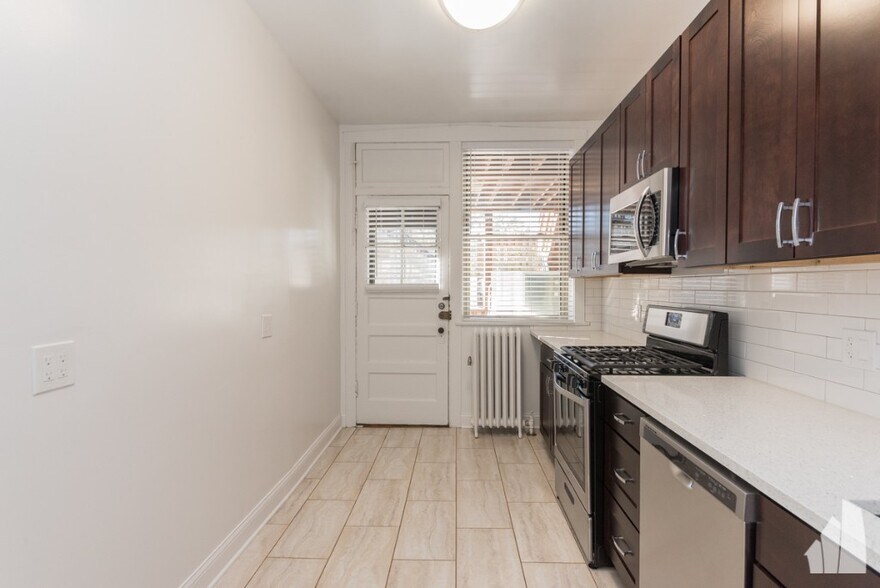 Building Photo - 7000 N Sheridan Rd