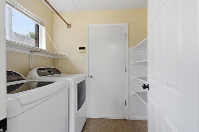 Building Photo - 1806 Carriage Hills Trail
