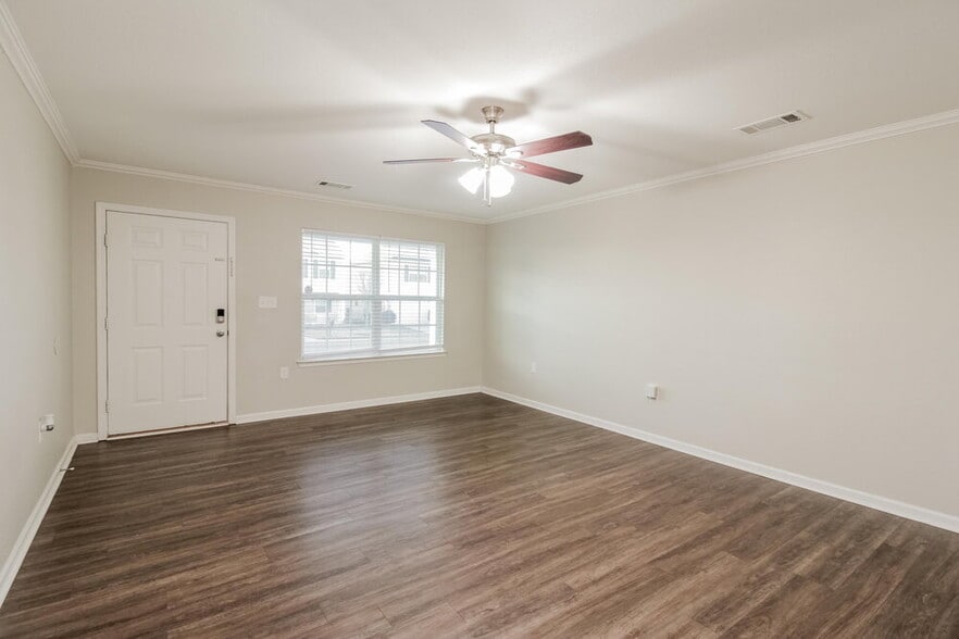 Building Photo - 1866 Eastway Dr