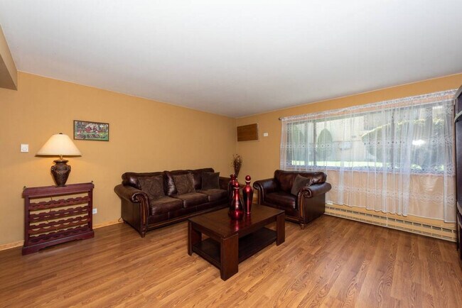 Primary Photo - 5113 N East River Rd