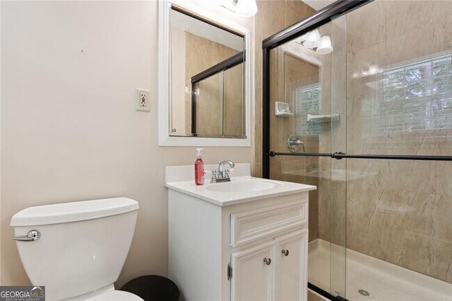 Building Photo - 1015 Castlewood Dr