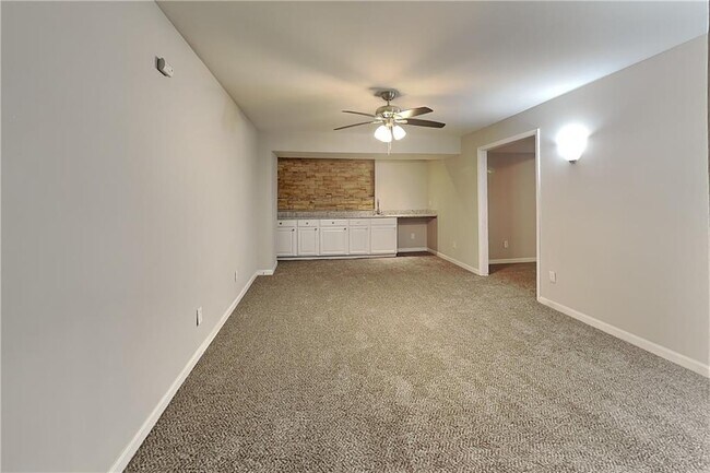 Building Photo - 3371 Chatsworth Way