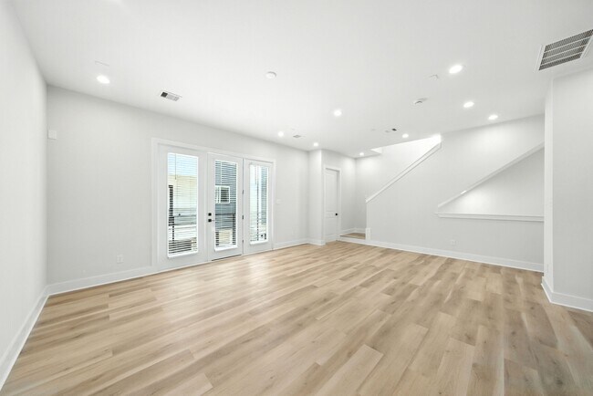 Building Photo - 2304 Hoskins Dr