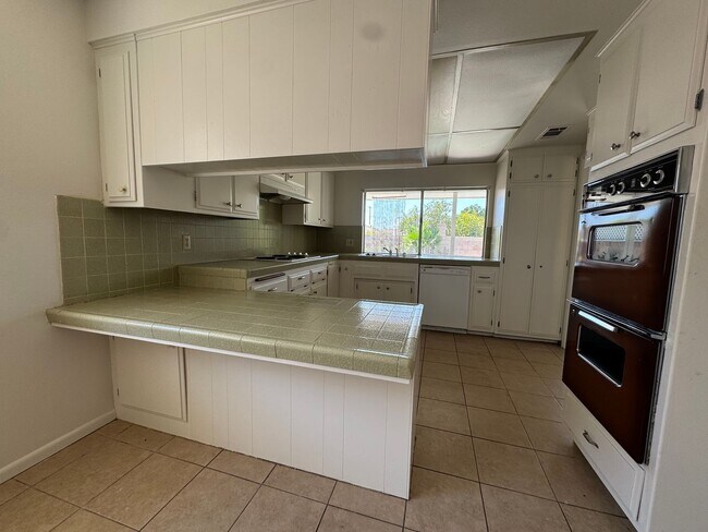 Building Photo - Three Bedroom Two Bathroom Pool Home in He...