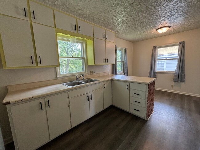 Building Photo - 3 Bedroom House Available Now!!