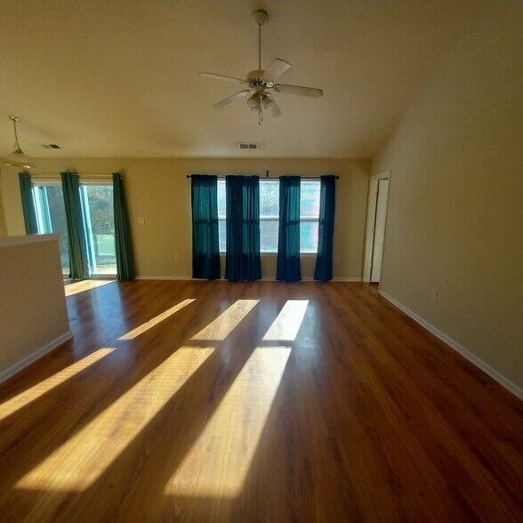 Vaulted great room - 1031 Rocky Meadows Ln