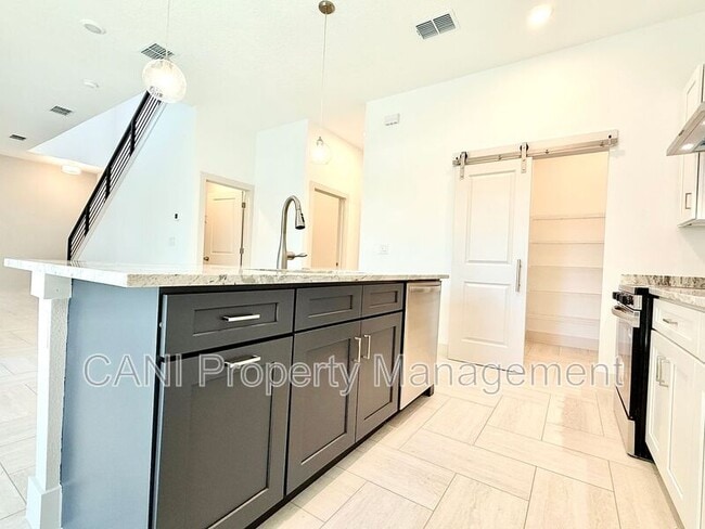 Building Photo - 728 Ellwood Ave