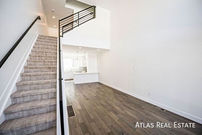 Building Photo - 2 Bed 2.5 Bath Condo in the Heart of LoHi ...