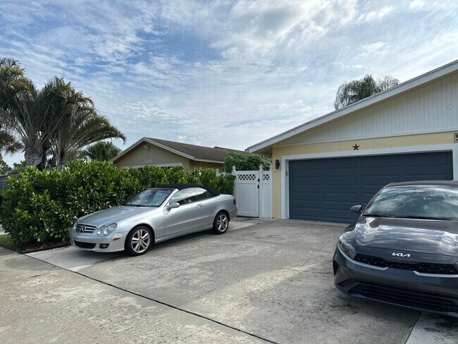 Building Photo - 5010 Woodstone Cir N