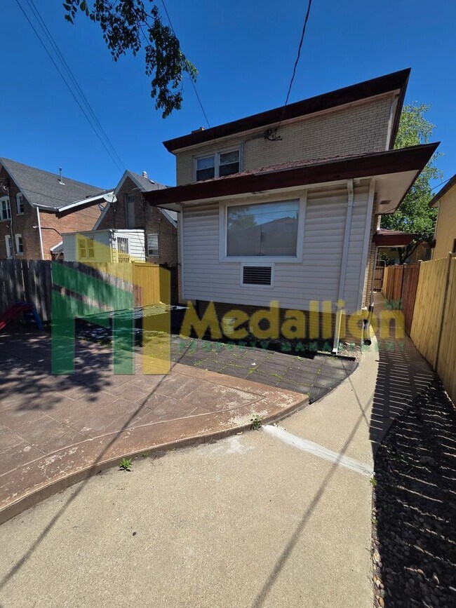 Building Photo - 7154 S Francisco Ave