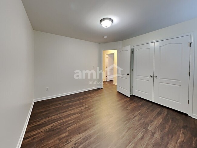 Building Photo - 2936 Greentree Dr