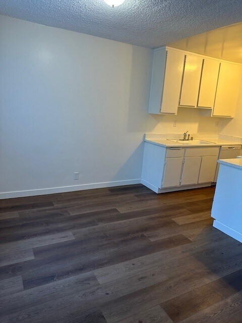 Dining area - 2680 S Barrington Ave