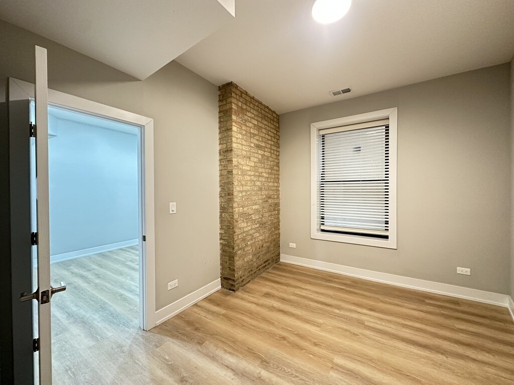 Building Photo - 439 W Belden