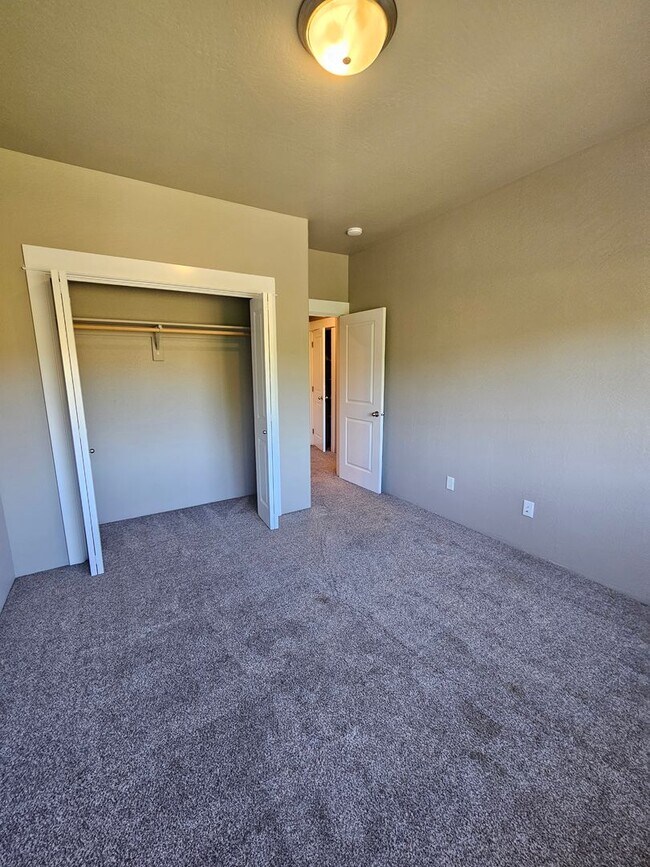 Building Photo - Beautiful newly constructed townhomes in East Medford