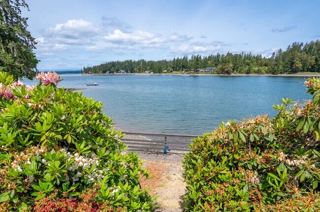Building Photo - 3-Bed Waterfront Home in Vaughn