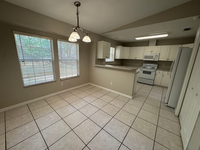 Building Photo - Nice 4/3 in Weatherly!