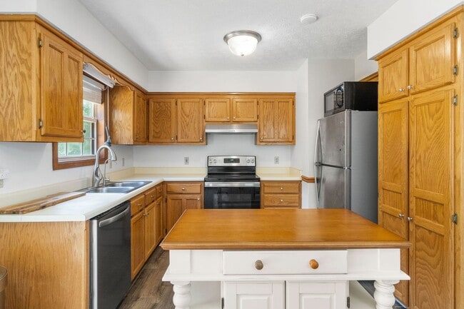 Building Photo - Adorable Home in Pleasant View- COMING SOON!