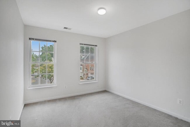 Building Photo - 4684 Carisbrooke Ln