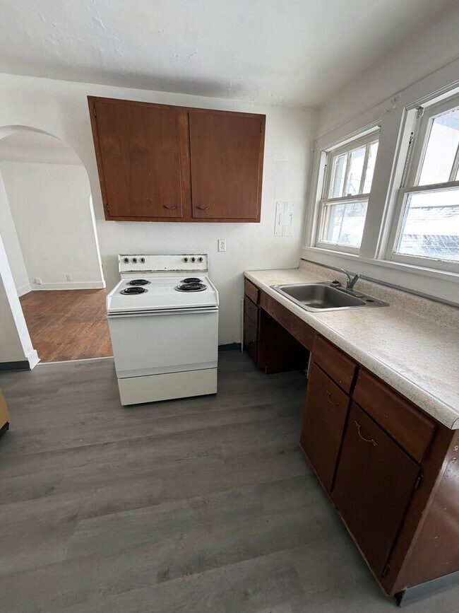 Building Photo - 2528 Sunset Blvd