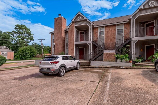 Building Photo - 2402 Sycamore Ave