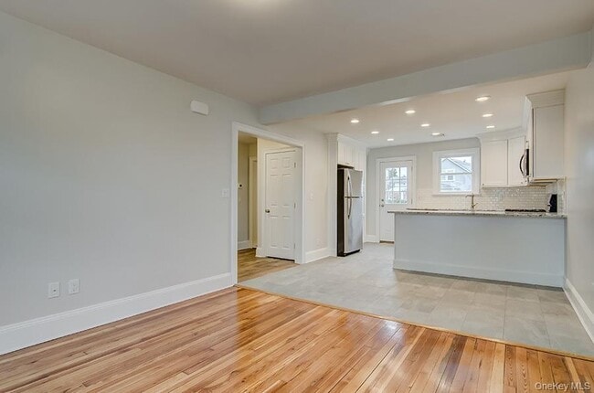 Building Photo - 22 1st St