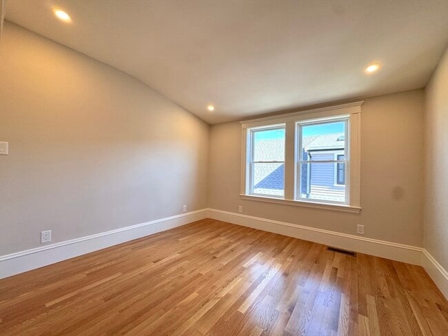 Building Photo - 14 White St