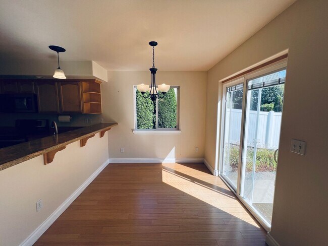 Building Photo - Beautiful 4 bedroom, 3 bath Mount Vernon Home