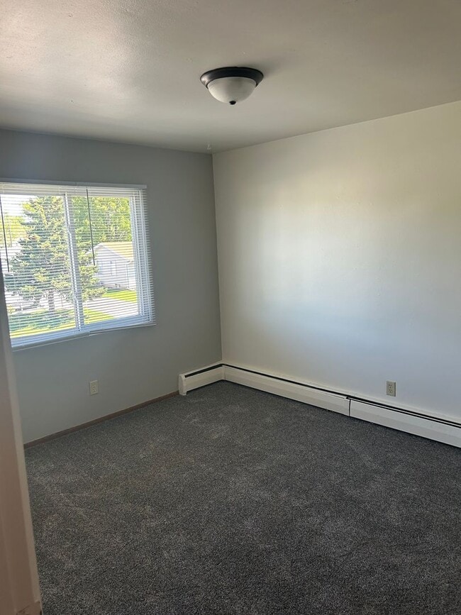 Building Photo - 2 Bedroom Upper with Heat and Water included