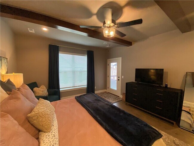 Building Photo - 300 Waterfall Ln