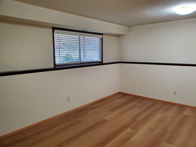 Building Photo - Beautiful 2 Bed 1.5 Bath 2 Story Duplex in...