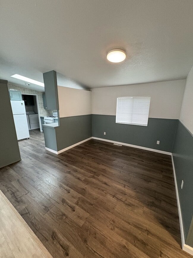 Building Photo - Remodeled Three Bed Two Bath