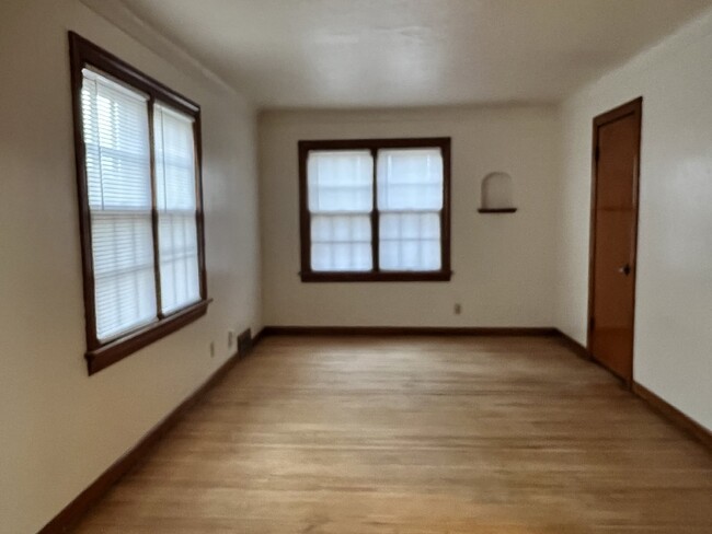 Building Photo - Spacious one bedroom West Toledo Apartment