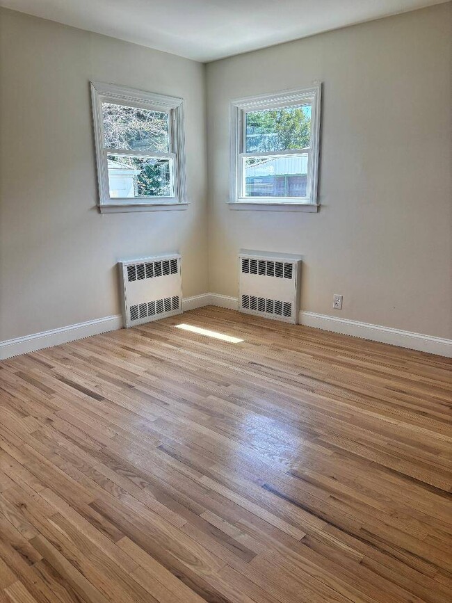 Building Photo - 527 Willowbrook Rd